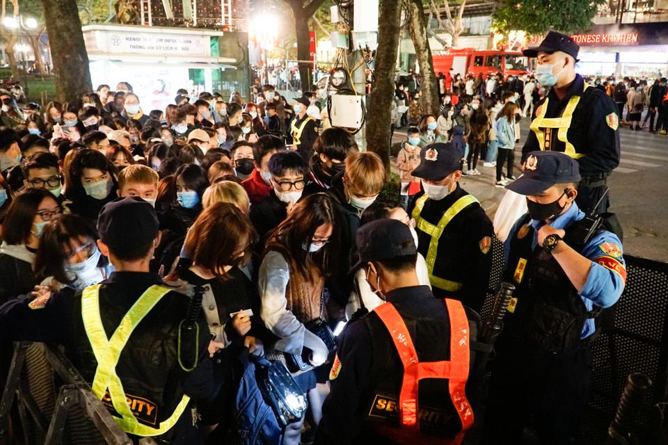 Lực lượng bảo vệ kiểm tra đồ dùng cá nhân của khách khi tham gia sự kiện. (Ảnh: Minh Hiếu/Vietnam+)