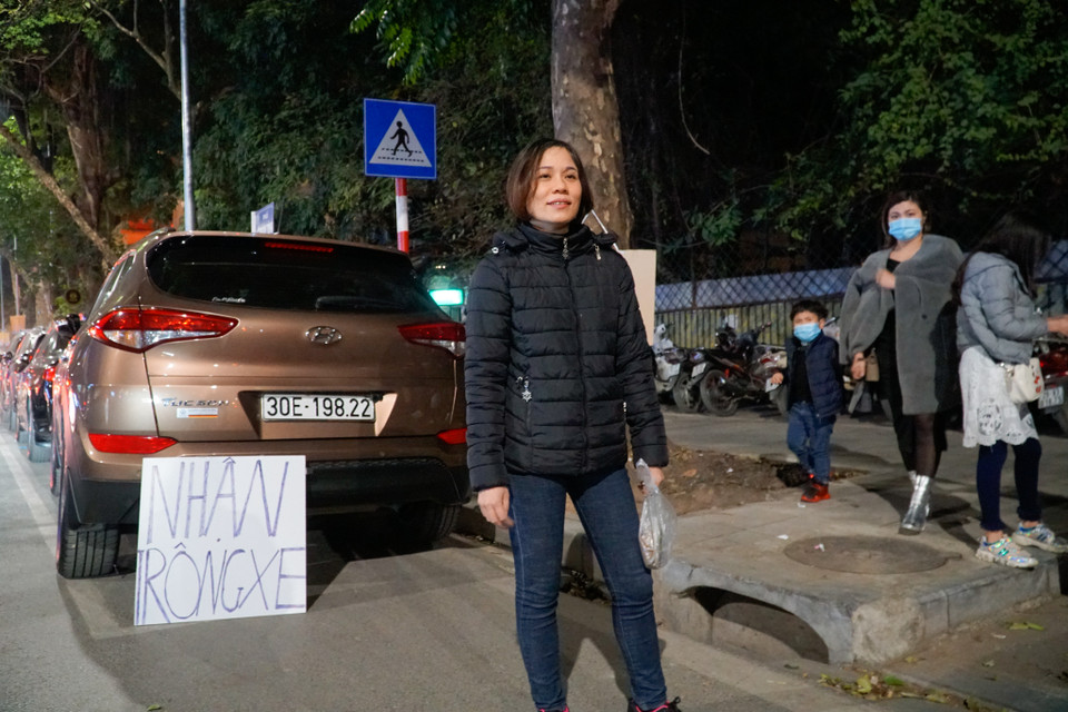 Các chỗ để xe chật cứng, giá trông xe tại dao động từ 50-100.000 đồng/xe. (Ảnh: Minh Hiếu/Vietnam+)