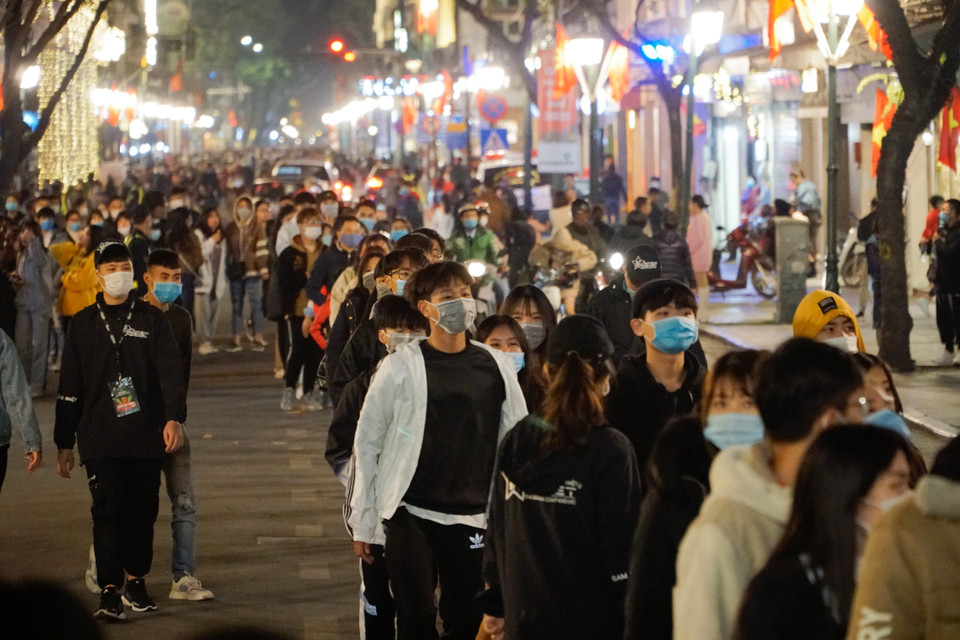 Hàng dài người xếp hàng chờ đợi... (Ảnh: Minh Hiếu/Vietnam+)