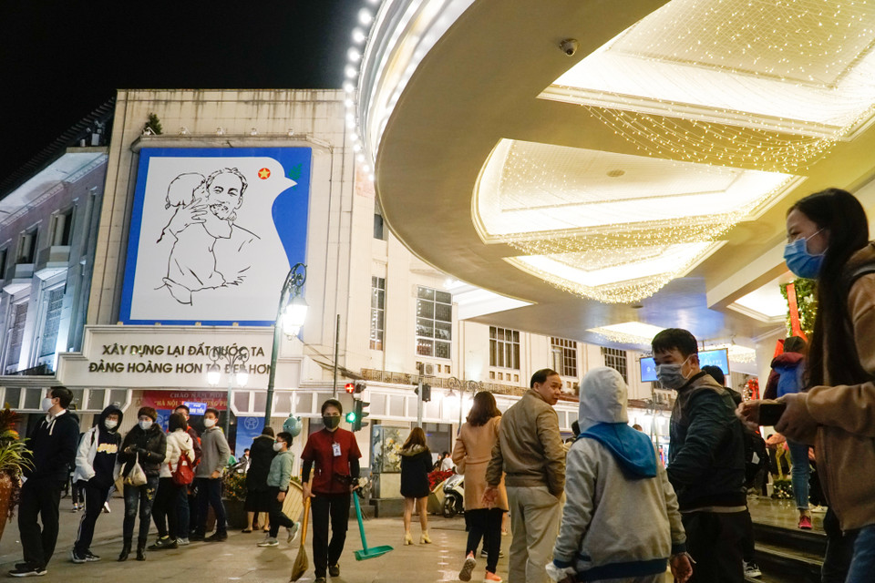 Tối 31/12/2020 - thời điểm cuối cùng chuyển giao năm cũ và năm mới, tại Thủ đô Hà Nội, nhiều người đã ra đường tận hưởng không khí của thời khắc linh thiêng, kỳ vọng đón một năm mới nhiều may mắn, thành công về mọi mặt. (Ảnh: Minh Hiếu/Vietnam+)