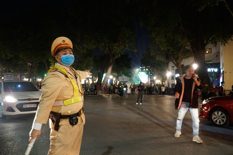 Lực lượng CSGT đang phân luồng các phương tiện. (Ảnh: Minh Hiếu/Vietnam+)