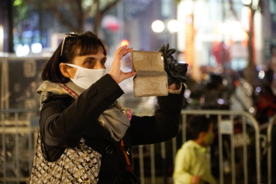 Bà Veronica (người dân Pháp) chia sẻ: ''Tôi rất bất ngờ khi thấy người dân Việt Nam đổ xuống đường tham gia sự kiện đông đúc và vui nhộn đến vậy mặc dù COVID-19 đang hoành hành trên khắp thế giới. Việt Nam chống dịch thật tuyệt vời!'' (Ảnh: Minh Hiếu/Vietnam+)