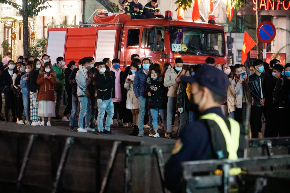 Hàng dài người xếp hàng... (Ảnh: Minh Hiếu/Vietnam+)