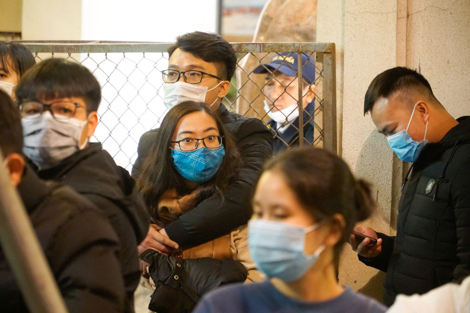 Nhiều bạn trẻ tay trong tay cùng nhau tận hưởng không khí sự kiện chào đón năm mới. (Ảnh: Minh Hiếu/Vietnam+)