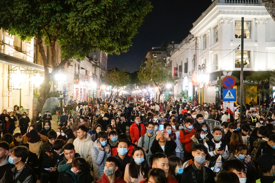 Dù mới chập tối nhưng phố Tràng Tiền đã chật kín người. (Ảnh: Minh Hiếu/Vietnam+)