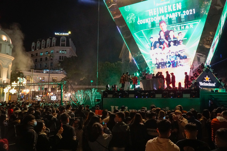 Các bạn trẻ hào hứng hòa theo điệu nhạc. (Ảnh: Minh Hiếu/Vietnam+)