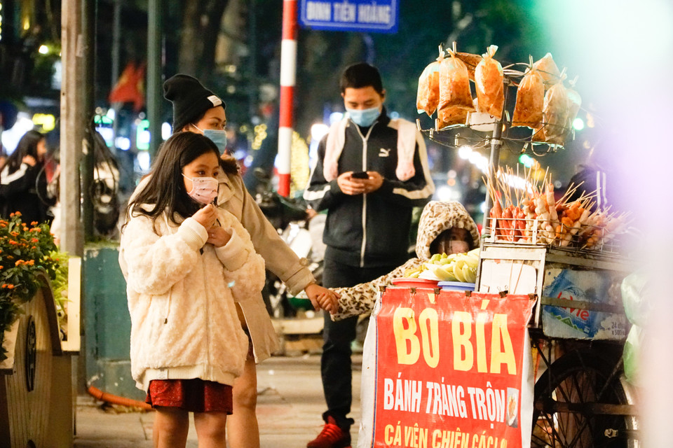 Các em nhỏ hào hứng khi được cha mẹ dẫn đi chơi, tham quan, chụp ảnh. (Ảnh: Minh Hiếu/Vietnam+)