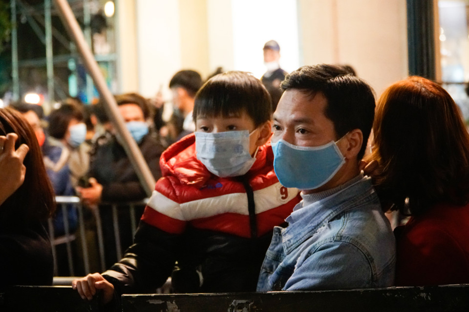 Anh Phan Anh Điệp (Gia Lâm, Hà Nội) cùng gia đình đến hưởng không khí đếm ngược tại sự kiện. 'Thường tôi hay đi đón mừng năm mới ở gần nhà, đây là lần đầu tiên tôi đưa gia đình đến đây để thay đổi không khí, nơi đây thật vui và náo nhiệt,' anh Điệp thích thú nói. (Ảnh: Minh Hiếu/Vietnam+)