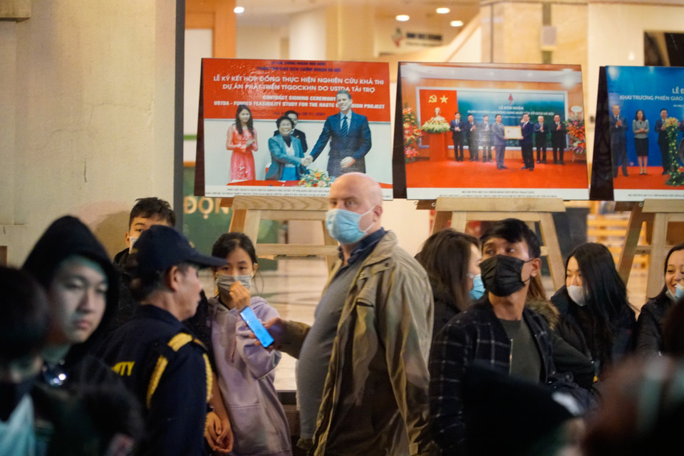 Khách nước ngoài cũng hoà vào không khí hân hoan trước thềm năm mới. (Ảnh: Minh Hiếu/Vietnam+)