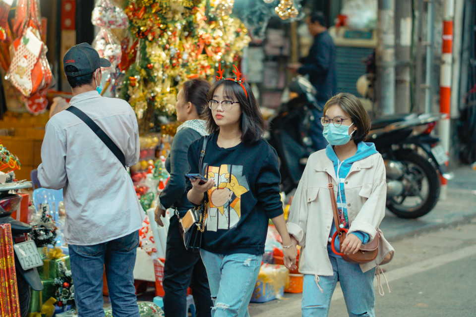 Nhiều bạn trẻ tranh thủ mua những món đồ nhỏ xinh để dạo phố hoặc làm đạo cụ chụp ảnh. (Ảnh: Minh Hiếu/Vietnam+) 