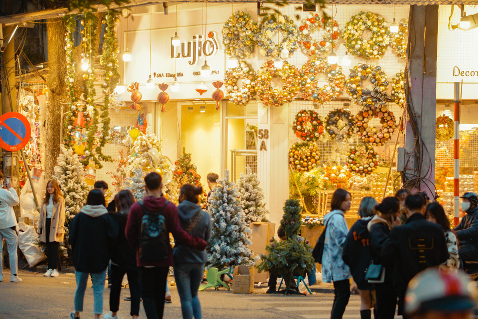 Cửa hàng trang trí phố Hàng Mã sáng rực cả một góc phố. (Ảnh: Minh Hiếu/Vietnam+) 