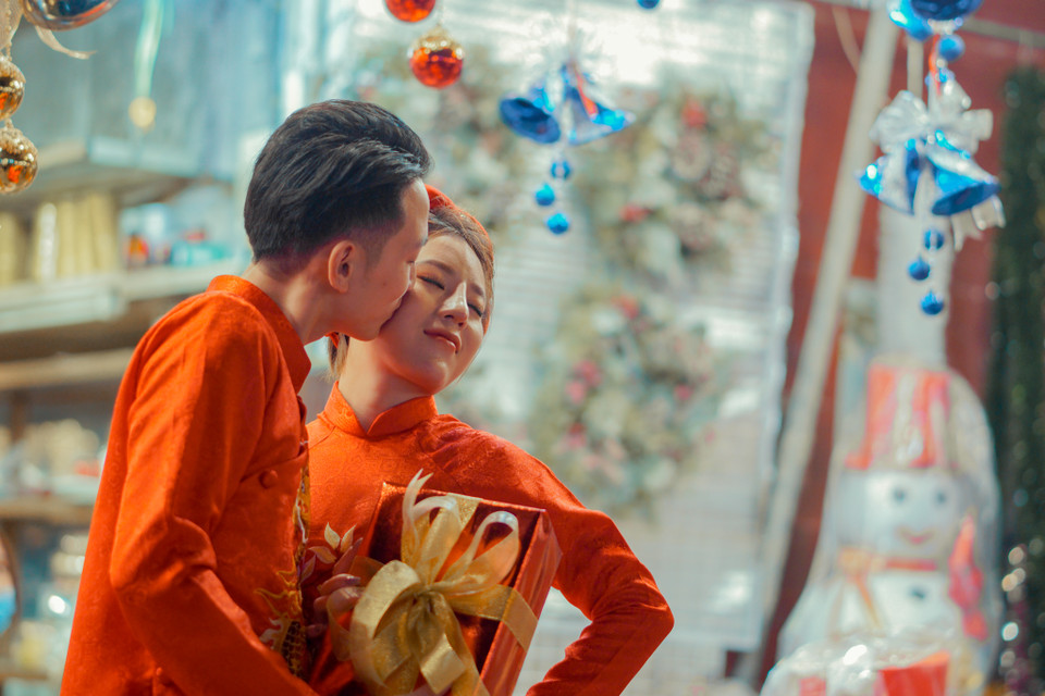 Cặp đôi tận dụng không khí Giáng Sinh để thể hiện tình cảm. (Ảnh: Minh Hiếu/Vietnam+)