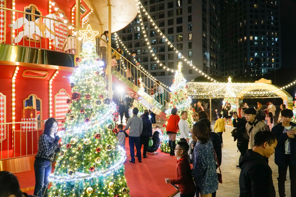Không biết từ bao giờ, Giáng sinh không còn là ngày lễ của những người theo đạo Thiên Chúa mà đã trở thành ngày lễ của tất cả mọi người. (Ảnh: Minh Hiếu/Vietnam+)