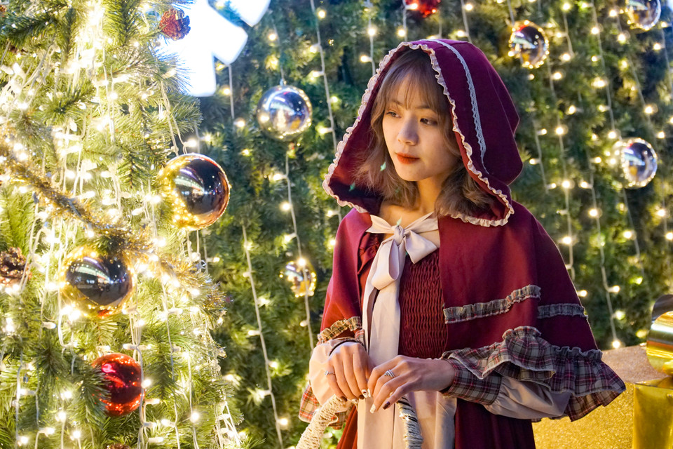 Bạn nữ trong trang phục "tông xoẹt tông" với chủ đề Giáng sinh . (Ảnh: Minh Hiếu/Vietnam+)