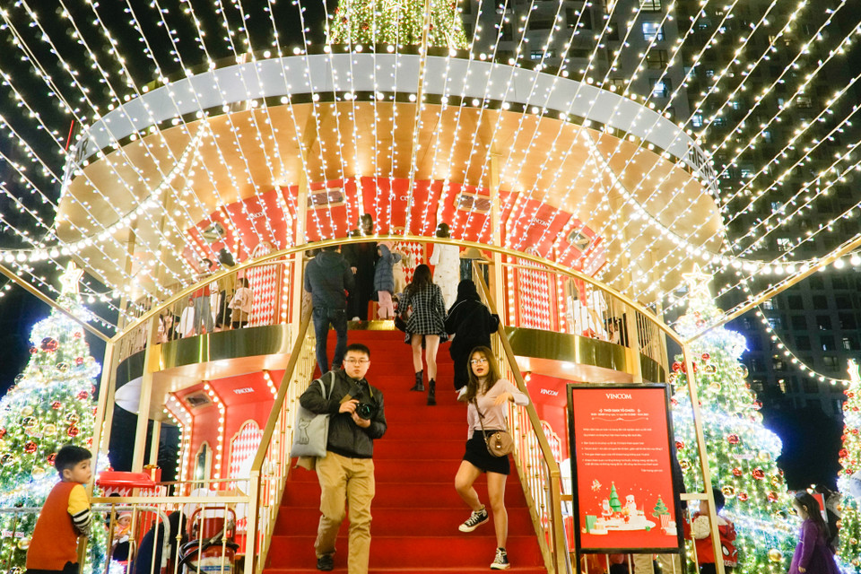 Rực rỡ ánh đèn. (Ảnh: Minh Hiếu/Vietnam+)
