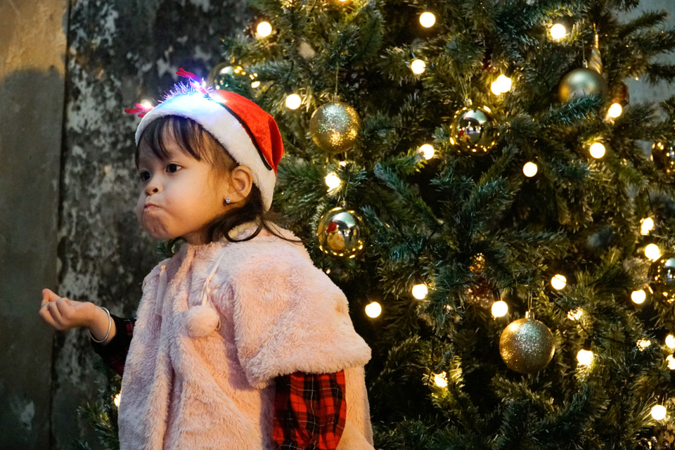 Không gian trang trí ấn tượng thu hút rất đông các gia đình, em nhỏ và giới trẻ đến tham quan, lưu lại khoảnh khắc đẹp của mùa Noel năm nay. (Ảnh: Minh Hiếu/Vietnam+)