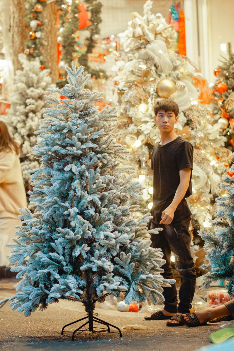 Theo lời một chủ cửa hàng trang trí, có những cây thông có kích thước lớn, từ 1m8 đến hơn 2m, đầy đủ phụ kiện có giá lên đến hơn chục triệu triệu đồng. (Ảnh: Minh Hiếu/Vietnam+) 