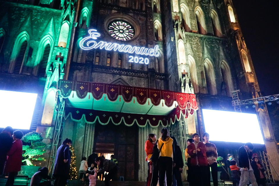 Theo như lịch của người Công giáo, Lễ Giáng sinh sẽ được bắt đầu từ tối ngày 24/12, và ngày chính lễ là ngày 25/12. (Ảnh: Minh Hiếu/Vietnam+)