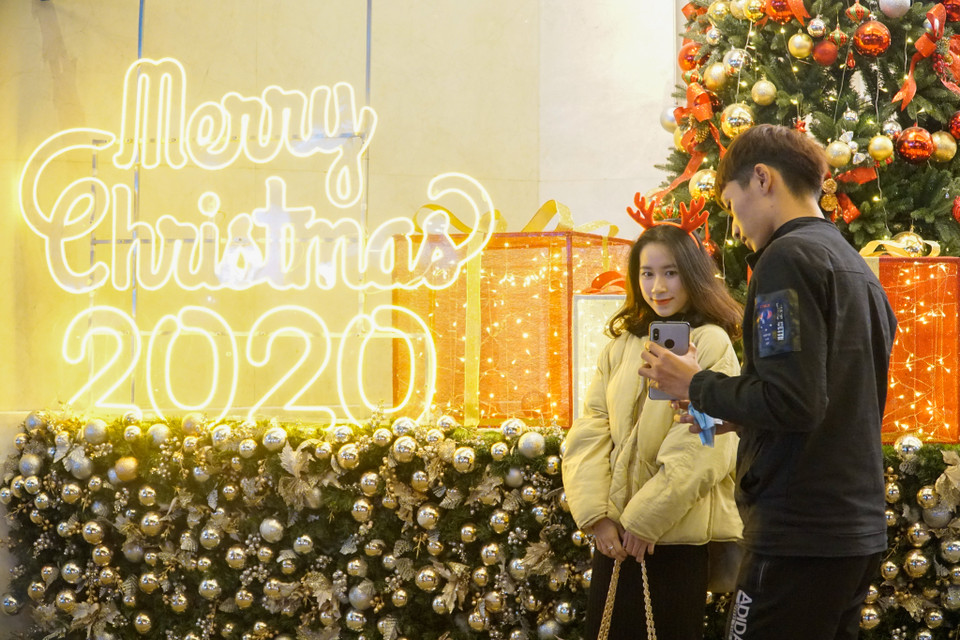 Giới trẻ mặc những bộ trang phục đẹp đặc trưng dịp Giáng sinh, đổ về khu vực trung tâm hồ Hoàn Kiếm để vui chơi và chụp ảnh. (Ảnh: Minh Hiếu/Vietnam+)