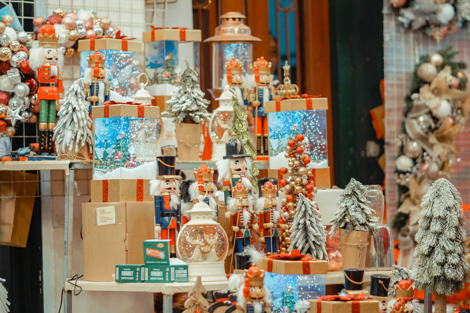 Những món đồ chơi bắt mắt. (Ảnh: Minh Hiếu/Vietnam+) 