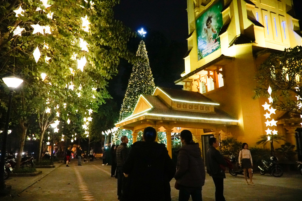 Không khí giáng sinh đã tràn ngập trong khuân viên nhà thờ Cửa Bắc. (Ảnh: Minh Hiếu/Vietnam+)