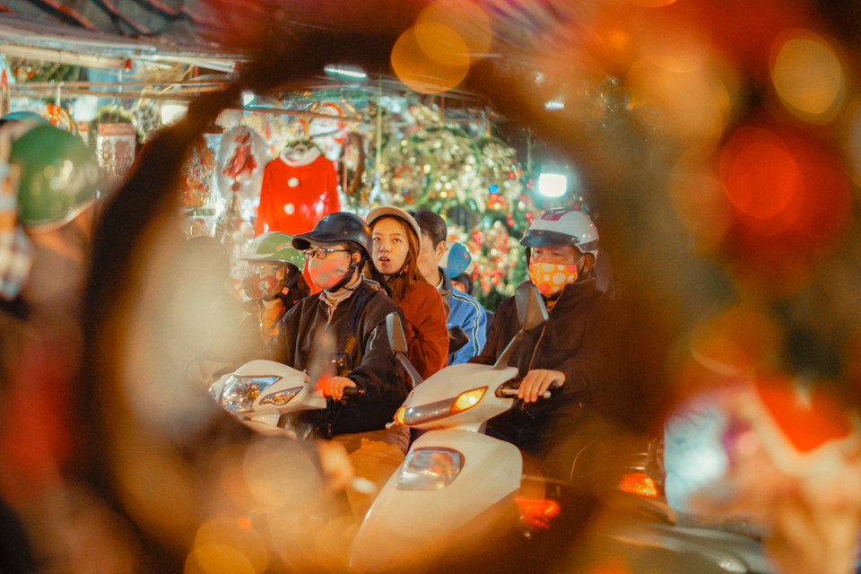 Những ngày này đến phố Hàng Mã là thấy không khí Giáng sinh đang đến thật gần. (Ảnh: Minh Hiếu/Vietnam+)