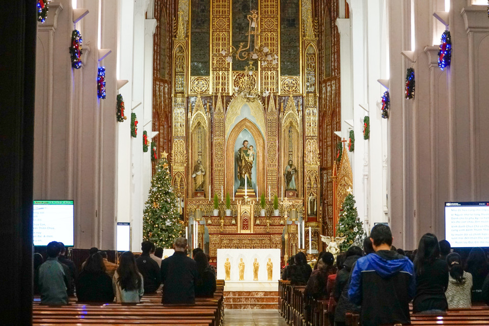 Nhiều người đã đến cầu nguyện từ sớm. (Ảnh: Minh Hiếu/Vietnam+)