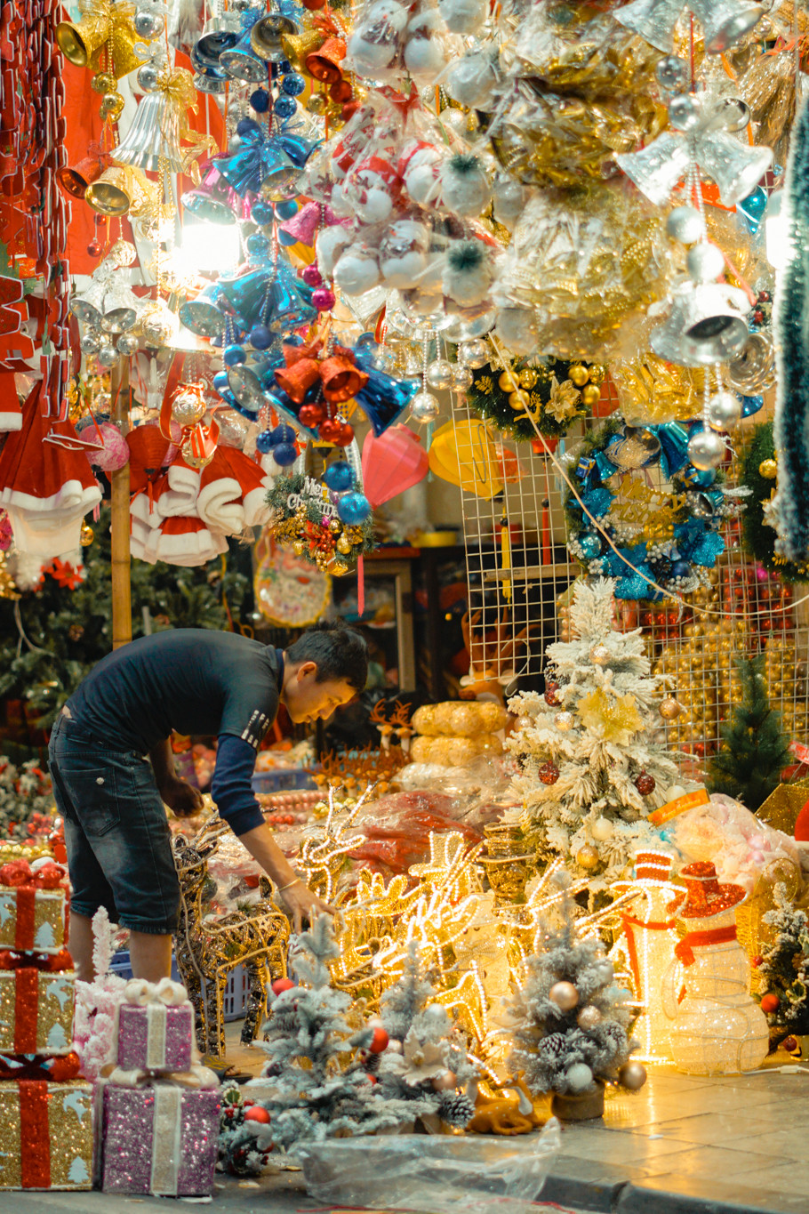 Các sản phẩm này chủ yếu được nhập từ các cơ sở sản xuất trong nước và nhập từ Trung Quốc. Nhiều cây thông Noel với đủ kích cỡ do những đơn vị sản xuất trong nước sản xuất nhận được sự ủng hộ cao của khách hàng năm nay. (Ảnh: Minh Hiếu/Vietnam+) 