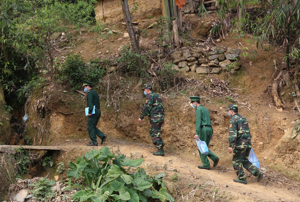 Đội tuyên truyền vận động quần chúng Đồn Biên phòng Pha Long, Bộ đội Biên phòng Lào Cai đến từng thôn, bản tuyên truyền phòng, chống dịch cho người dân địa phương. (Ảnh: Dương Giang/TTXVN)