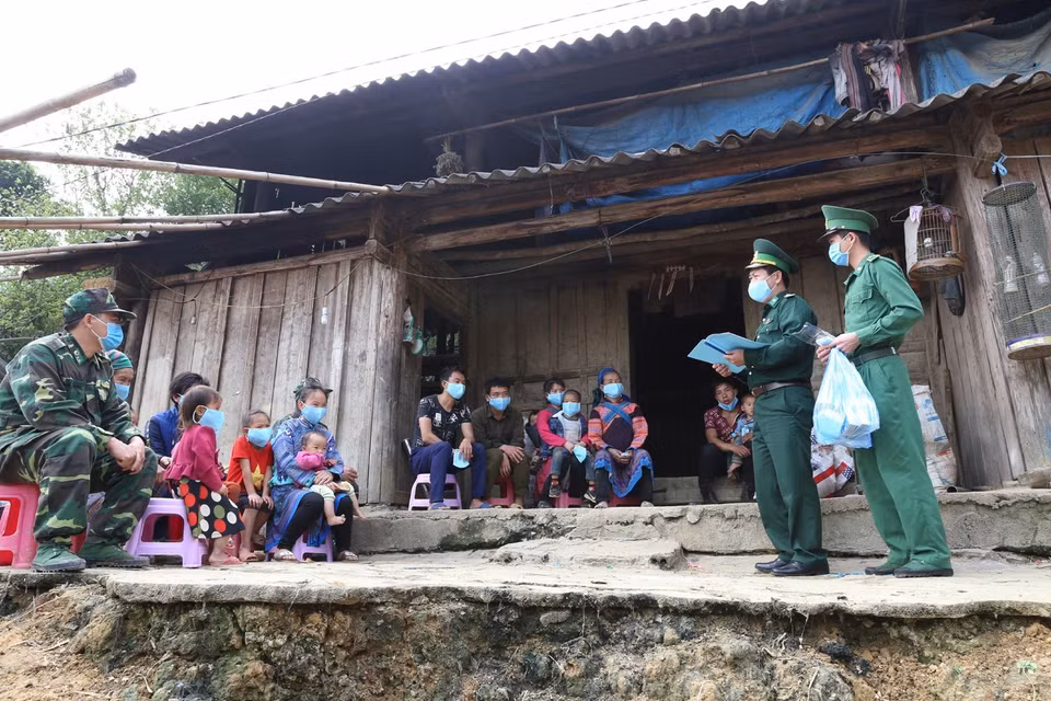 Đội tuyên truyền vận động quần chúng Đồn Biên phòng Pha Long, Bộ đội Biên phòng Lào Cai đến từng thôn, bản tuyên truyền phòng, chống dịch cho người dân địa phương. (Ảnh: Dương Giang/TTXVN)
