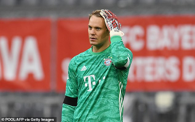 Manuel Neuer có lẽ cụng không hiểu chuyện gì xảy ra khi 2 lần vào lưới nhặt bóng chỉ trong ít phút (phút 52-55).