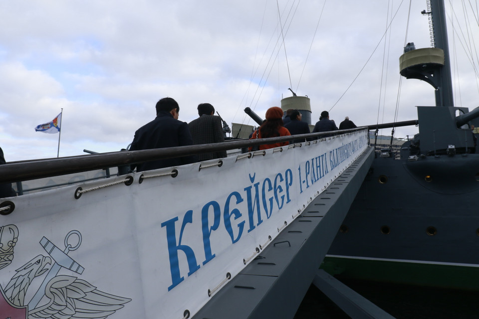 Hàng trăm lượt du khách quốc tế ghé thăm tàu Rạng Đông mỗi ngày. (Ảnh: Trần Hiếu/Vietnam+)