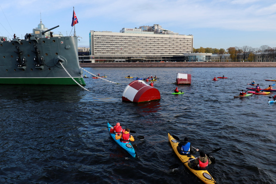 Chiến hạm Rạng Đông là điểm tham quan nổi tiếng của thành phố bên bờ sông Neva. (Ảnh: Trần Hiếu/Vietnam+)