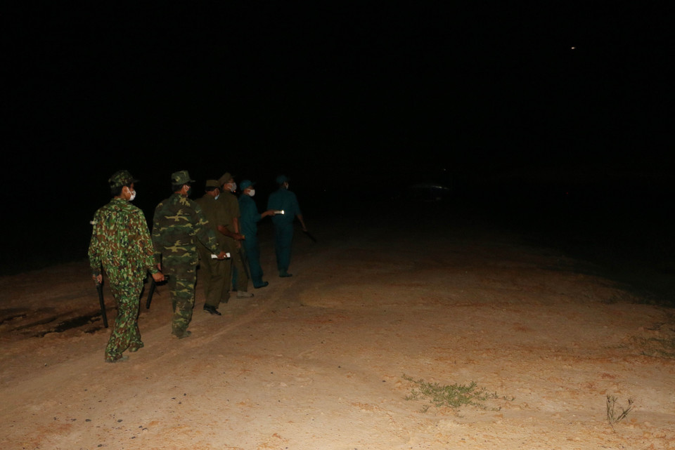 Cán bộ, chiến sỹ Bộ đội Biên phòng tỉnh An Giang tuần tra đêm. (Ảnh: Công Mạo/TTXVN)