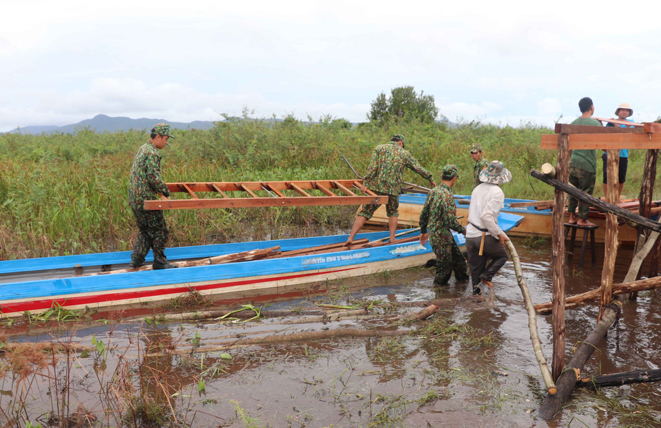 Cán bộ, chiến sỹ Đồn Biên phòng Nhơn Hưng (Bộ đội Biên phòng An Giang) xây dựng chốt phòng, chống dịch COVID-19 vượt lũ theo kiểu nhà sàn để thích nghi với điều kiện mùa nước nổi. (Ảnh: Công Mạo/TTXVN)