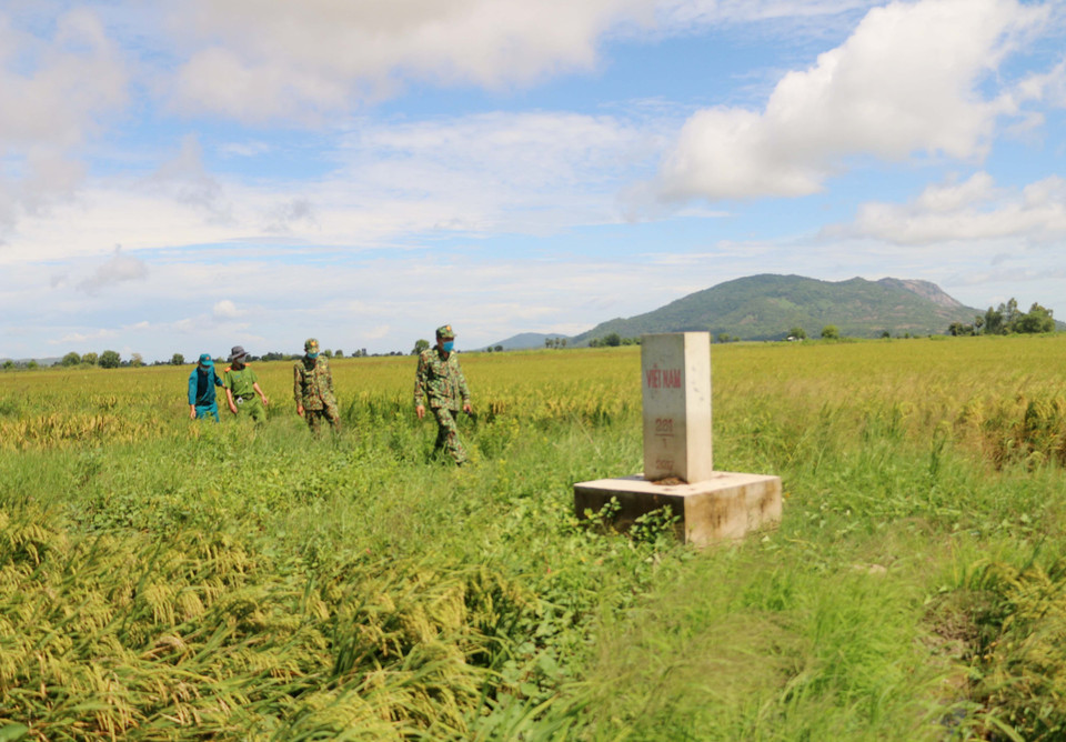 Các chiến sỹ tổ công tác phòng chống dịch COVID-19 số 4 - Đồn Biên phòng Lạc Quới (Bộ đội Biên phòng An Giang) tuần tra, kiểm soát biên giới. (Ảnh: Công Mạo/TTXVN)
