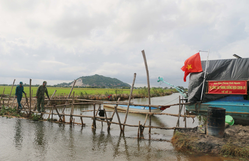 Khu vực đóng chốt của tổ công tác phòng chống dịch số 14- Đồn Biên phòng Vĩnh Nguơn (Bộ đội Biên phòng An Giang) bị ngập nước nên cán bộ chiến sĩ đã cải tiến chiếc phà nhỏ thành chốt kiểm soát nổi để tiếp tục nhiệm vụ phòng chống dịch COVID-19 vào mùa nước nổi. (Ảnh: Công Mạo/TTXVN)