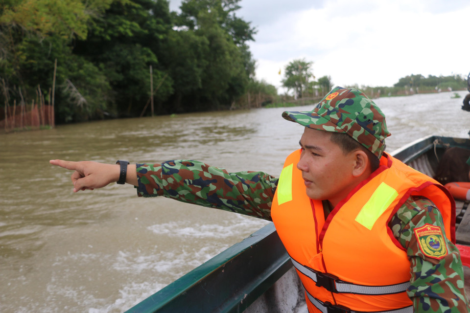 Chiến sỹ tổ công tác phòng chống dịch số 14 - Đồn Biên phòng Vĩnh Nguơn (Bộ đội Biên phòng An Giang) tuần tra, kiểm soát biên giới bằng thuyền máy. (Ảnh: Công Mạo/TTXVN)