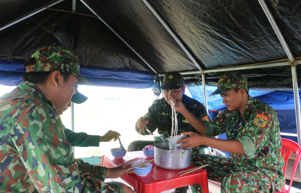 Bữa sáng đơn giản của cán bộ, chiến sỹ tổ công tác phòng chống dịch số 14 - Đồn Biên phòng Vĩnh Nguơn - Bộ đội Biên phòng An Giang. (Ảnh: Công Mạo/TTXVN)