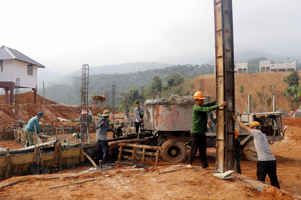 Thi công xây dựng tại Khu tái định cư làng Nủ, xã Phúc Khánh, huyện Bảo Yên, tỉnh Lào Cai. (Ảnh: Hồng Ninh/ TTXVN)