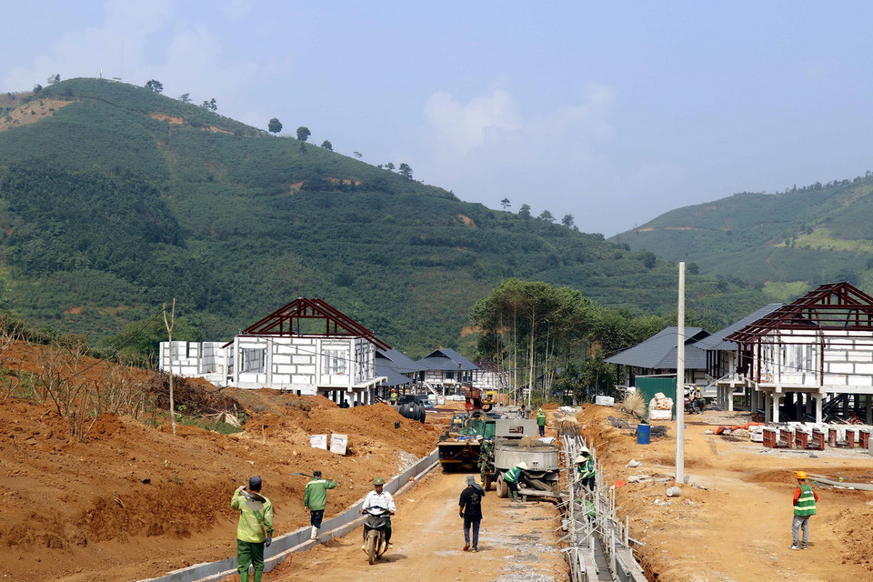 Những căn nhà tại Khu tái định cư làng Nủ, xã Phúc Khánh, huyện Bảo Yên, tỉnh Lào Cai đang được khẩn trương hoàn thiện. (Ảnh: Hồng Ninh/TTXVN)