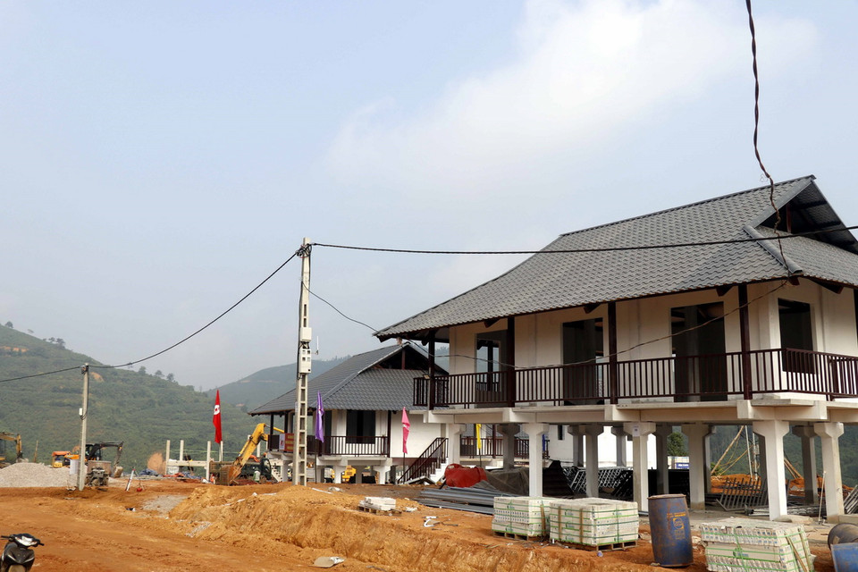 Điện đã được kéo vào những ngôi nhà đầu tiên tại khu tái định cư làng Nủ. (Ảnh: Hồng Ninh/TTXVN)