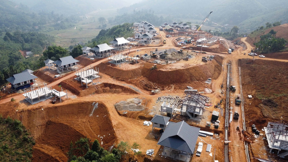 Công trường xây dựng khu tái định cư mới của người dân làng Nủ (Lào Cai). (Ảnh: Hồng Ninh/TTXVN)