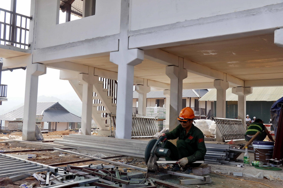 Thi công xây dựng tại Khu tái định cư làng Nủ, xã Phúc Khánh, huyện Bảo Yên, tỉnh Lào Cai. (Ảnh: Hồng Ninh/ TTXVN)