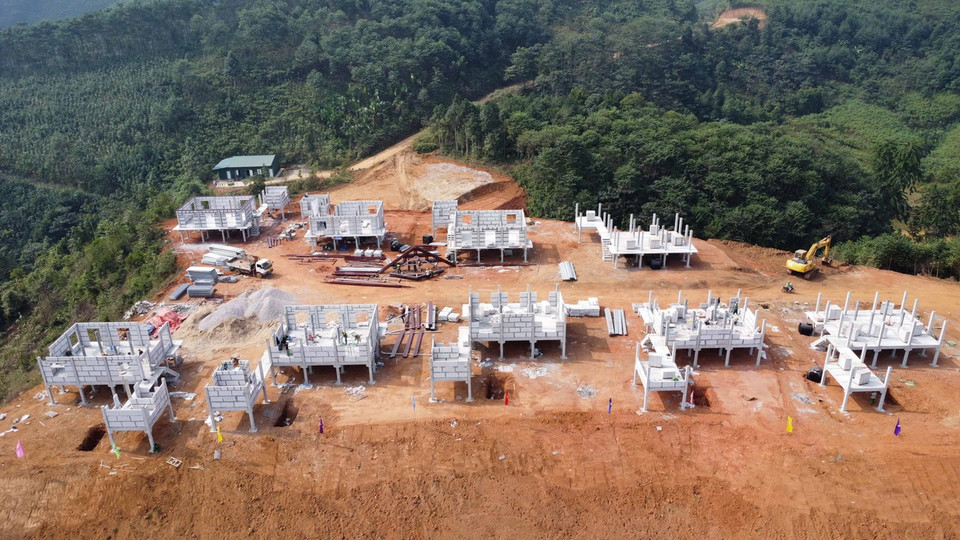 Khu tái định cư mới của người dân làng Nủ (Lào Cai) dần hiện hữu. (Ảnh: Hồng Ninh/TTXVN)