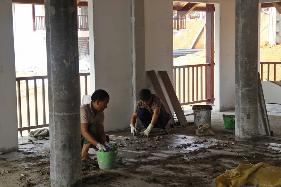 Lát nền nhà tại Khu tái định cư làng Nủ, xã Phúc Khánh, huyện Bảo Yên, tỉnh Lào Cai. (Ảnh: Hồng Ninh/TTXVN)