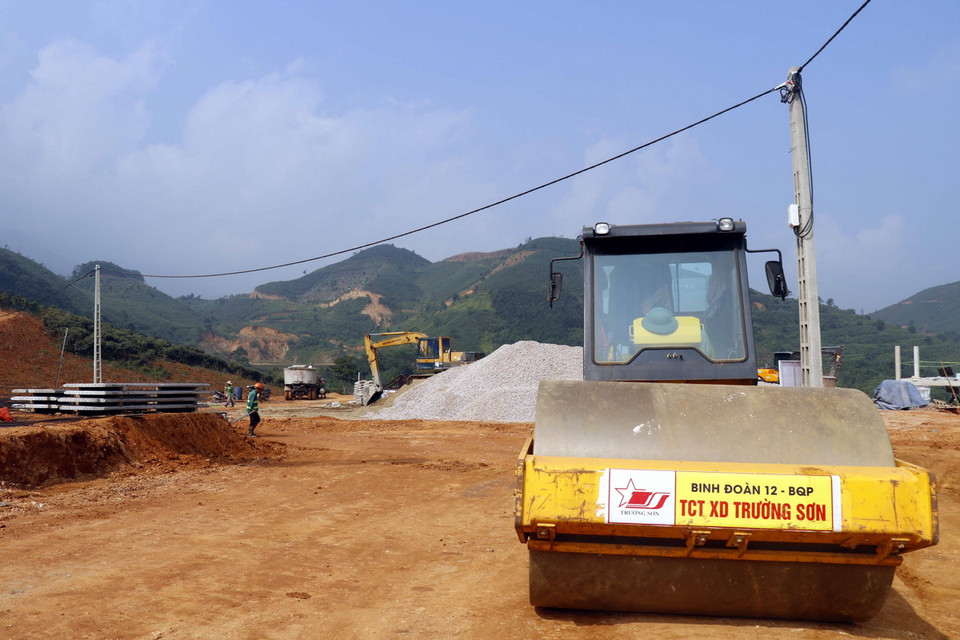 Thi công xây dựng tại Khu tái định cư làng Nủ, xã Phúc Khánh, huyện Bảo Yên, tỉnh Lào Cai. (Ảnh: Hồng Ninh/ TTXVN)