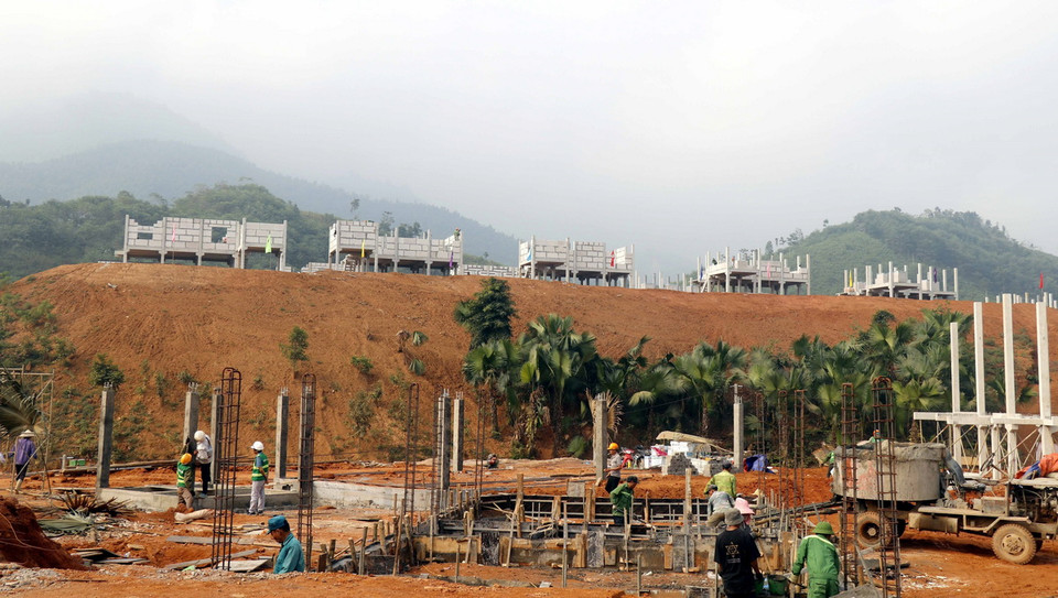 Thi công xây dựng tại Khu tái định cư làng Nủ, xã Phúc Khánh, huyện Bảo Yên, tỉnh Lào Cai. (Ảnh: Hồng Ninh/ TTXVN)