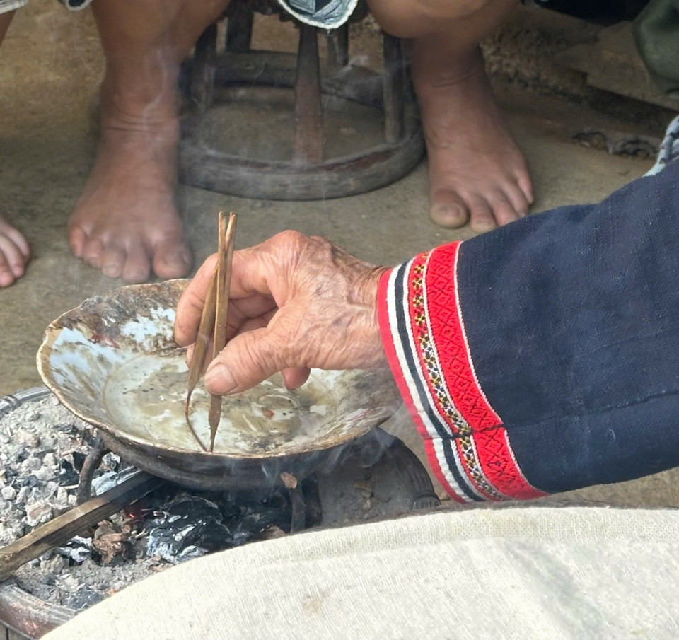 Dụng cụ để vẽ hoa văn trên trang phục được người dân tộc Dao Tiền được làm bằng tre để tạo các hoa văn khác nhau. Nguyên liệu vẽ in hoa văn trên vải bằng sáp ong và được đun nóng vừa, nhiệt độ khoảng 70-80 độ C, đủ để sáp bám vào vải. (Ảnh: Đào An/TTXVN)