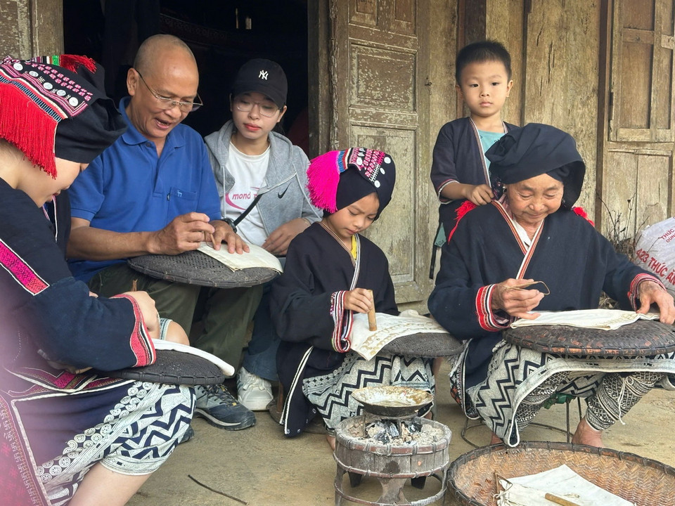 Bản Cỏi (Phú Thọ) đang phát triển du lịch cộng đồng. Mỗi khi có khách du lịch đến, bà con trong bản sẽ giới thiệu và hướng dẫn khách trải nghiệm kỹ thuật in hoa văn trên vải bằng sáp ong. (Ảnh: Đào An/ TTXVN)